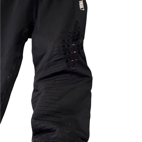 GYMSHARK Black Crop leggings size XS see-through cut out design. - Picture 7 of 13